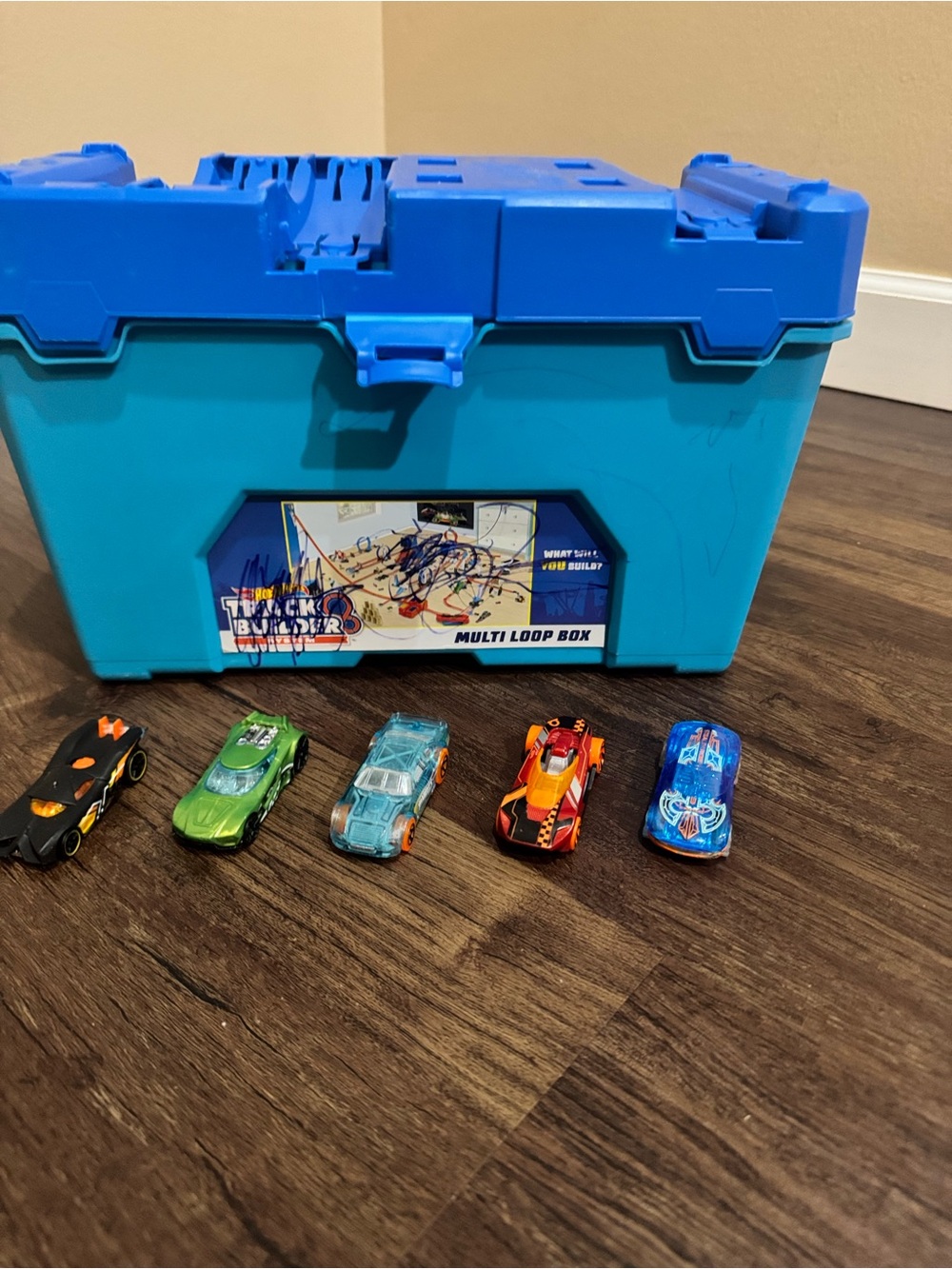 Hot Wheels Multi Loop Box Track Builder with 5 Assorted Cars